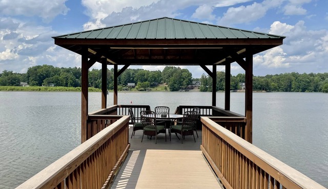 Camm's Lakeside Retreat (Close to Charlotte), Family-Friendly, Boat Available