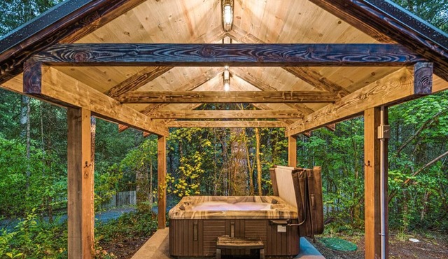 Camp 303-AC/WiFi/hot tub/fireplace