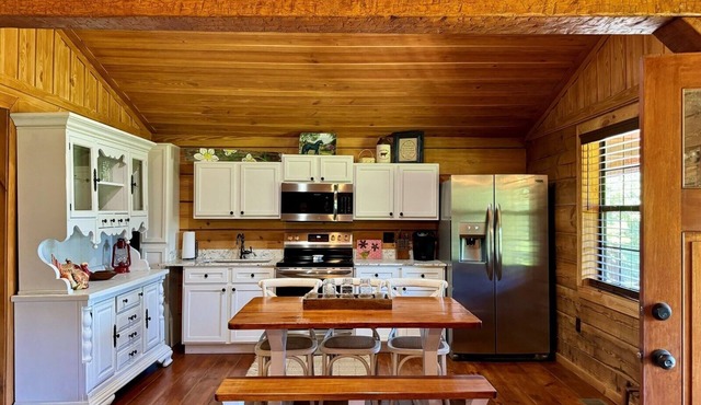 CAMP 98 - Charming 2-bedroom cabin with AC, WiFi in lovely Beatrice