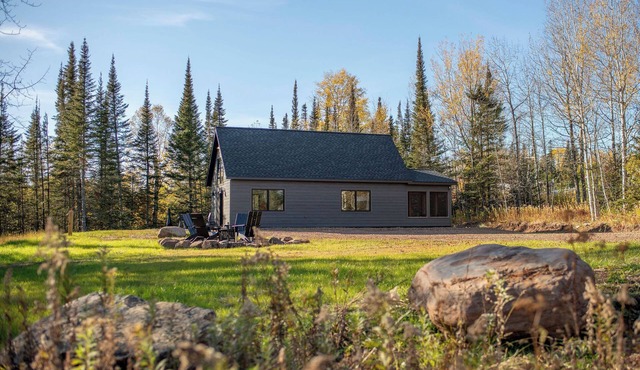 Camp Du Nord - Modern, Private, Cozy Cabin Walking Distance from DT Grand Marais