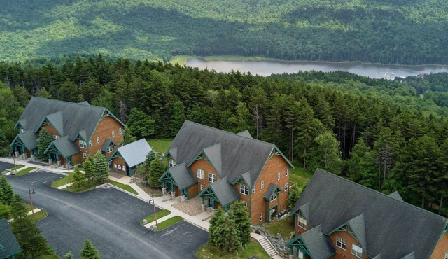 Camp Four 23: Pet Friendly, Slope side, Gas Fireplace.