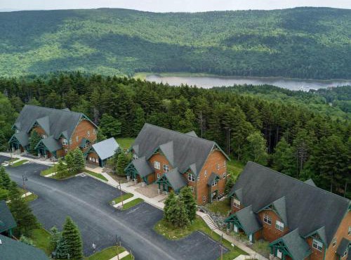 Camp Four 23: Pet Friendly, Slope side, Gas Fireplace