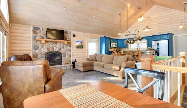 Camp Lake Cabin: Lakefront & Pet Friendly!