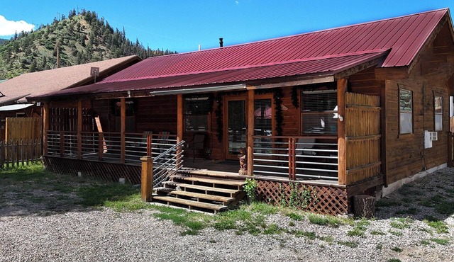 "Camp Lil Henry" Charming Cabin - On Main Street - Pet Friendly