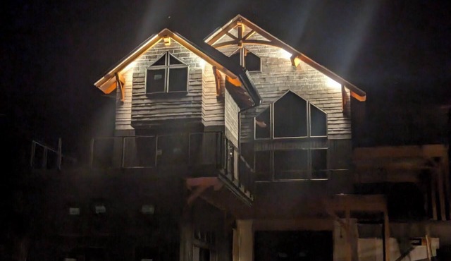 Camp Liluna- Tranquil, new waterfront house with AC on Upper Saranac - Sleeps 14