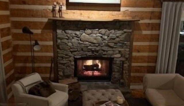 Camp McGu: Lakefront, 3 Fireplaces + Firepit, Pizza Oven, Gorgeous Setting