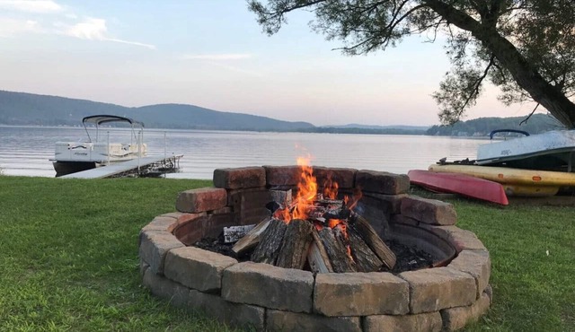 "Camp Moonshine" Cooperstown Lakefront Cottage