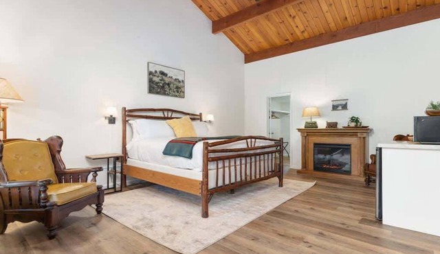 Camp Nelson Lodge Room 6