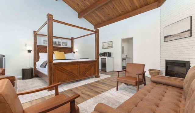 Camp Nelson Lodge Room 10