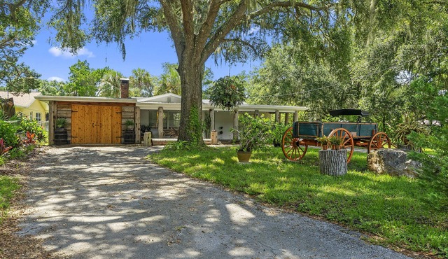 Camp Oakie Sleeps 10 on canal with dock with direct access to Homosassa River