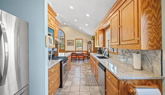 Camp Orion - Spacious 6-bedroom with AC and WiFi in welcoming Dripping Springs
