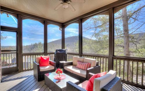 Camp Paws - Beautiful mountain views in Big Canoe