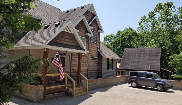 Camp Roberts-Lakefront-8 Bedrooms-Sleeps 19-Big; Lake View-Community Pool!