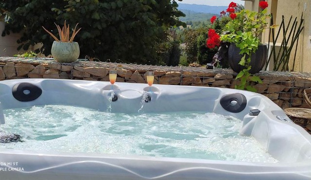 Campagne et Jacuzzi . c'est cosy le Bumble Bee !