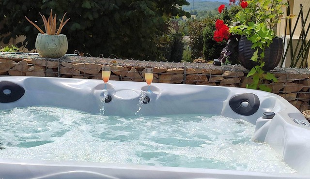 Campagne et Jacuzzi . C'est Cosy le Bumble Bee !
