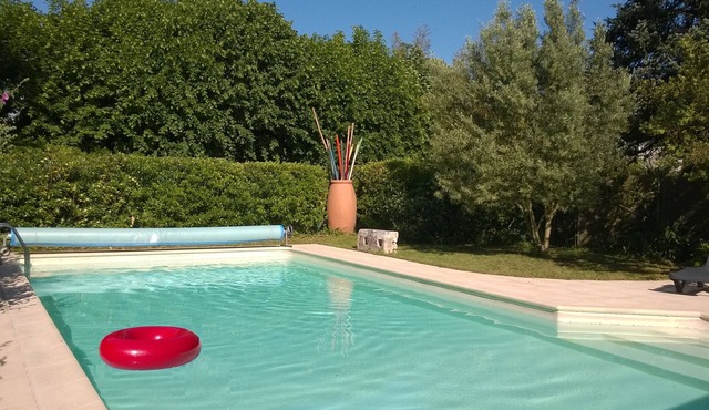CAMPAIGN IN CITY. Heated private pool. On the edge of Charente in Saintes.