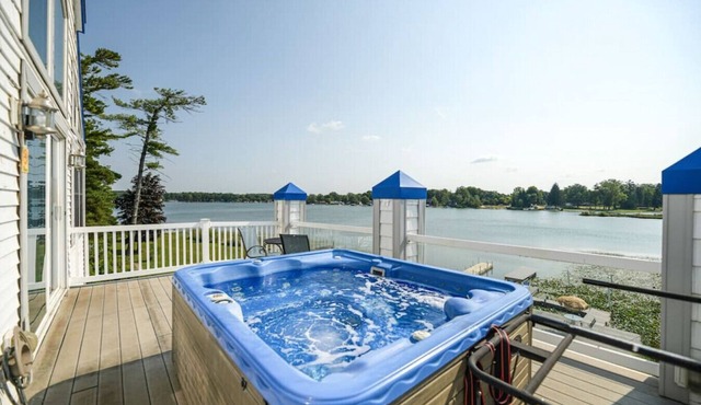 Campau Lake Retreat | 3 Levels | Family-Friendly