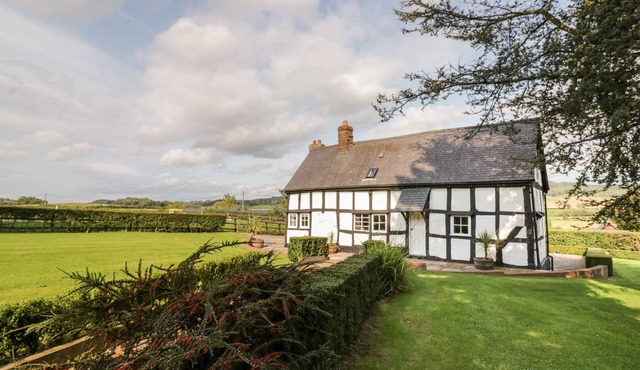 CAMPBELL, pet friendly, character holiday cottage in Martley