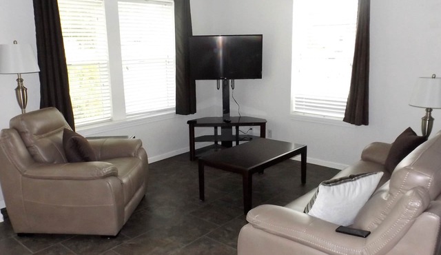 Campbell's Clean & Comfortable Modern Duplex 4662A