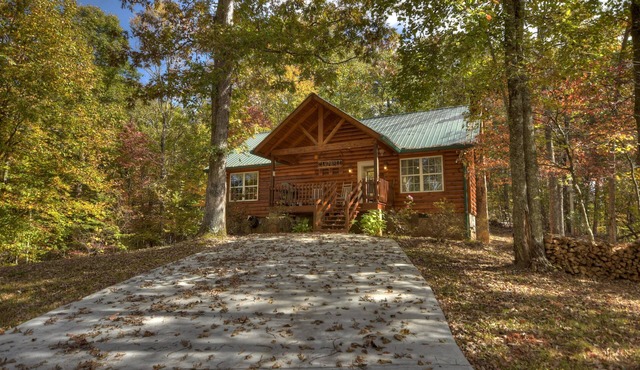 Campbell's Cozy Cabin | Fire Pit | Hot Tub | Grill