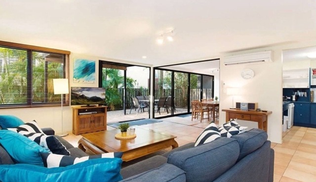 Campbell Street 2/4, Moffat Beach