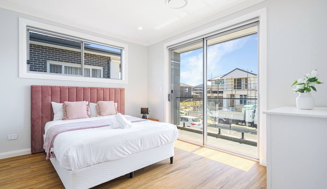 Campbelltown/5BR/Double Living Room/Convenient Transportation/Free Parking/