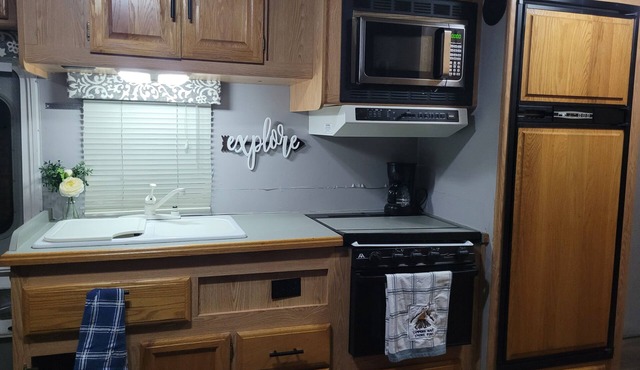 Camper 3 miles from interstate I40. Private and close to many outdoor activities