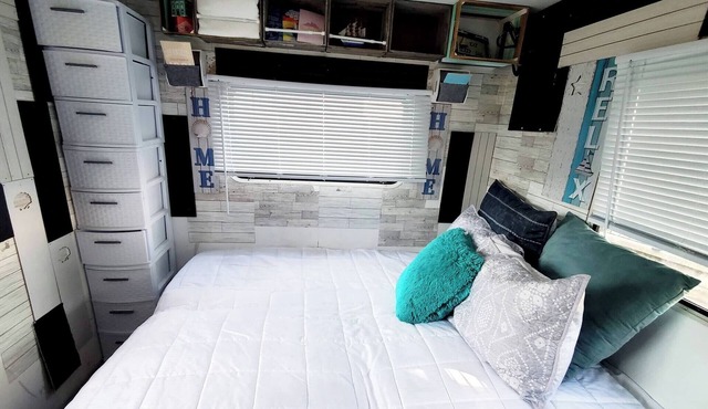Camper Apt DE-Vintage Gulf RV Glamping Stay Sleeps 2-3