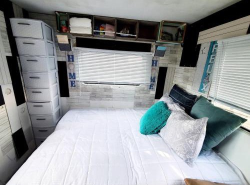 Camper Apt DE-Vintage Gulf RV Glamping Stay Sleeps 2-3