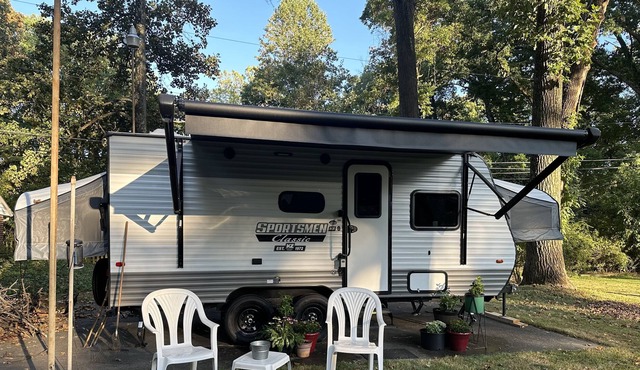 Camper/RV with Fire pit, Games, Grill, Basketball