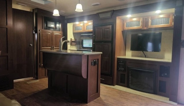 Camper sleeps 4 Located at Lake Cumberland State Park Entrance. Boat Ramp 3min