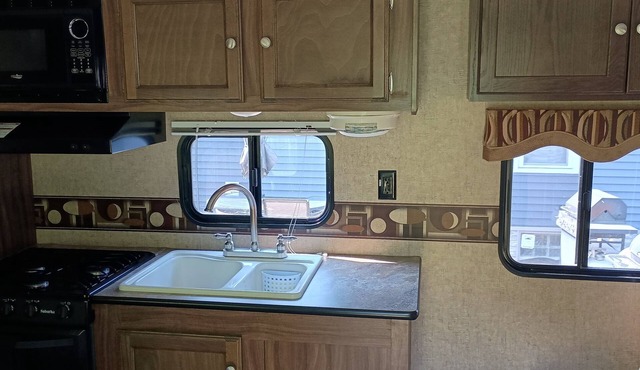 Camper with AC/Heat, fire pit, private lake , 4 SUP in Burton - Punderson