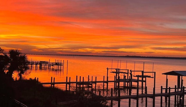Camper with bunk beds on Ochlockonee Bay! Pet friendly