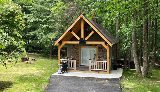 Campfire Retreat with outdoor hot tub under the stars and WiFi