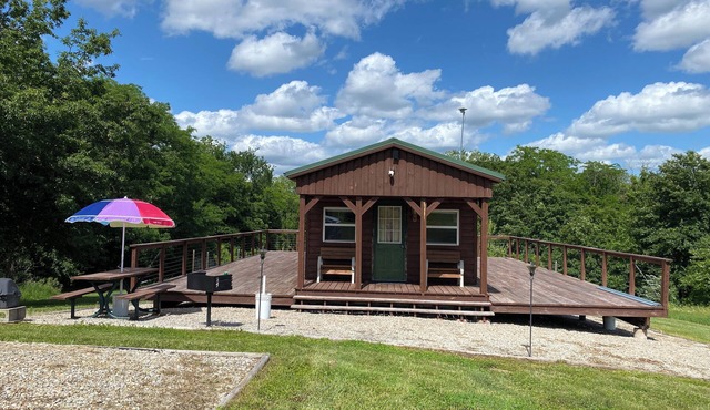 Campground with a Cabin and a Treehouse just 1 hour from Kansas City airport