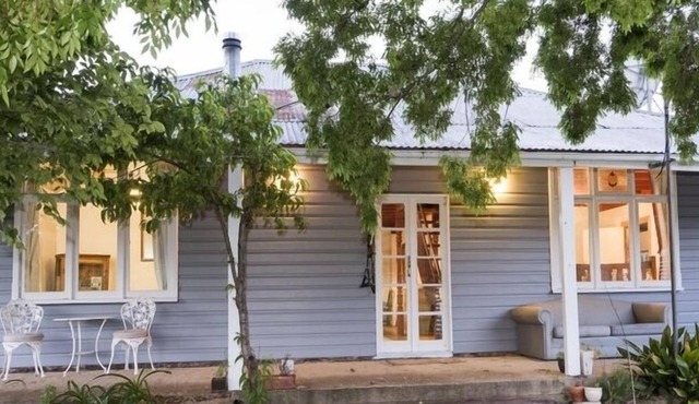 Camphill Cottage - rustic charm and comfort