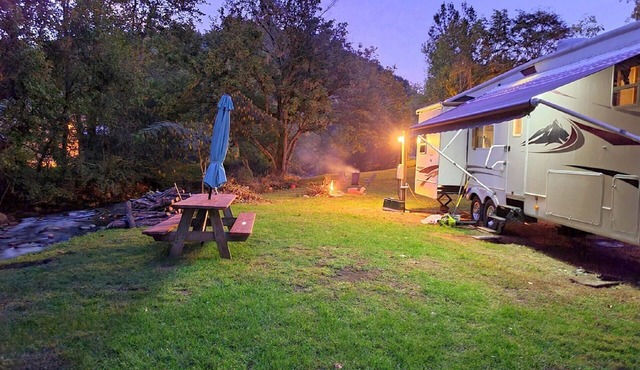 Camping Creekside at Del Rio Happy Camper