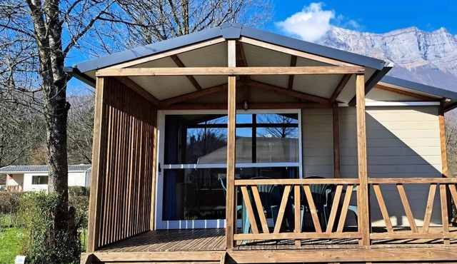 Camping du Lac de Carouge * - Chalet 6 Persons - Morea - 2 Bedrooms - 25 m2 + semi covered terrace 16 m2 6 to 7 people - 6 pers. included in the tariff