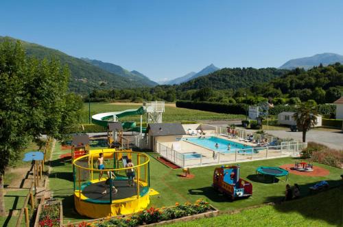 Camping Familial - Parc Aquatique - Grande Aire de Jeux à la Montagne