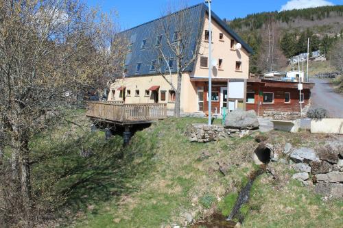 Camping Hôtel Les Airelles Montagne Ardéchoise