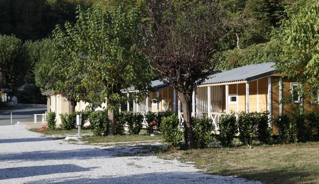 Camping Le Jardin - chalets, bungalows et emplacements nus pour des vacances nature le long de la rivière le Gijou