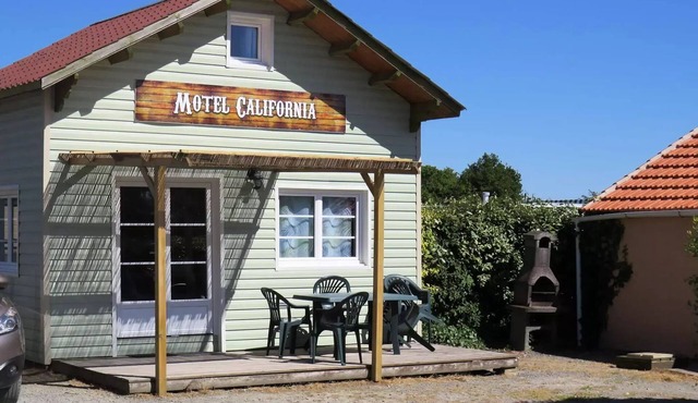 Camping Les P'tites Maisons dans la Prairie * - Chalet Motel California 4/6pers. - 2CH 6 people