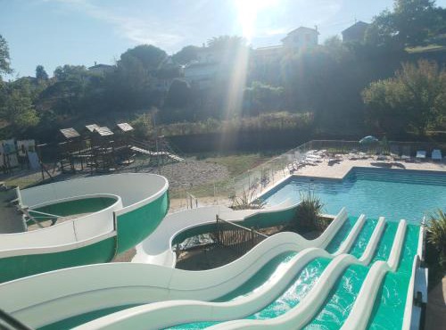 camping nature le Valenty Lot en vallée de la Dordogne toboggan géant piscine mini golf