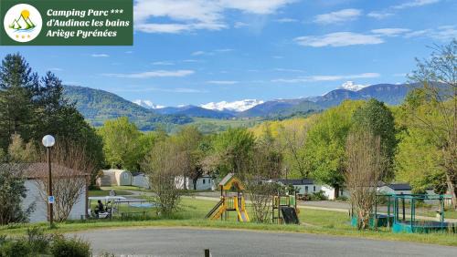 Camping Parc d'Audinac les Bains 3 étoiles - Piscine chauffée - Vue montagne