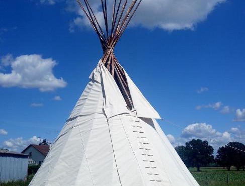 Camping sauvage à la ferme dans un tipi de 8 à 15 personnes