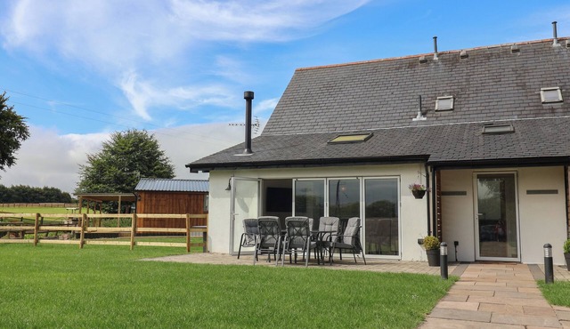 CAMPION COTTAGE, pet friendly, with open fire in Roadwater