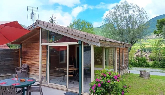 Campsite CHAMP LA CHEVRE * - Chalet Alizé veranda 2 bedrooms 4 to 6 people - 4 people. included in the price