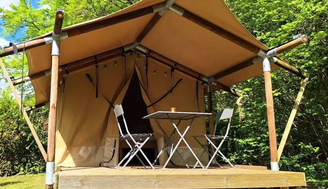 Campsite Flower du Lac de la Seigneurie * - Woodlodge Nature 1 room 2 people Without Sanitary Facing the pond
