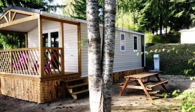 Campsite La Chanterelle* - Mobile Home Loggia Bay 3 Rooms 4 People facing the lake