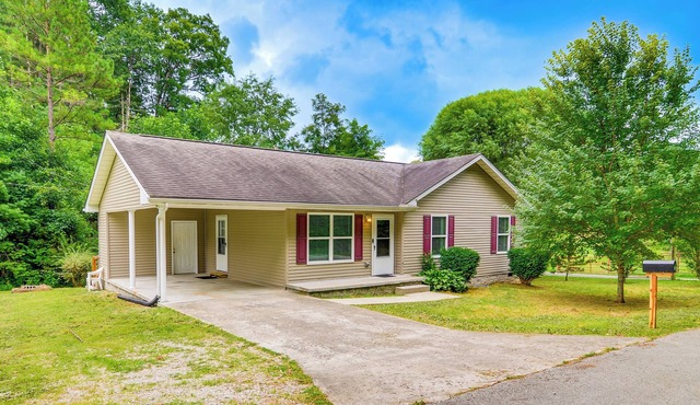 Campton Cottage w/Hot Tub, Near Hiking + Climbing